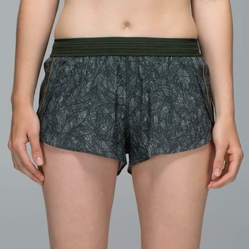Lululemon Run Split Second Shorts Gator Green / Jazzy White  Size 10